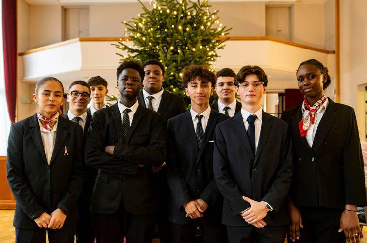 Une image contenant habits, personne, sapin, sourire

Le contenu généré par l’IA peut être incorrect.