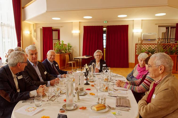 Une image contenant habits, vaisselle, personne, intérieur

Le contenu généré par l’IA peut être incorrect.