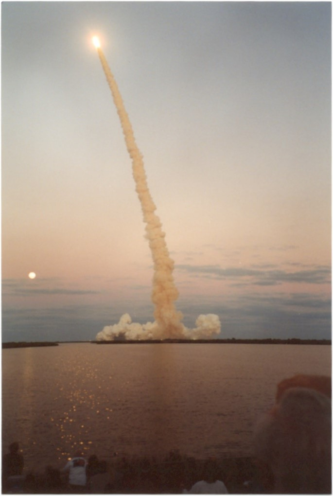 Une image contenant eau, ciel, extérieur, missile

Description générée automatiquement