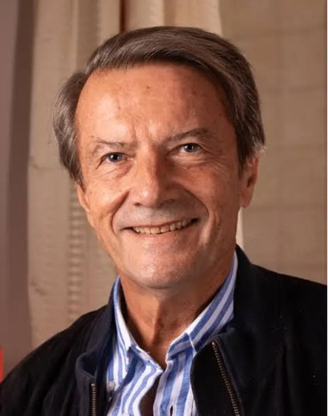 Une image contenant Visage humain, personne, habits, sourire

Le contenu généré par l’IA peut être incorrect.