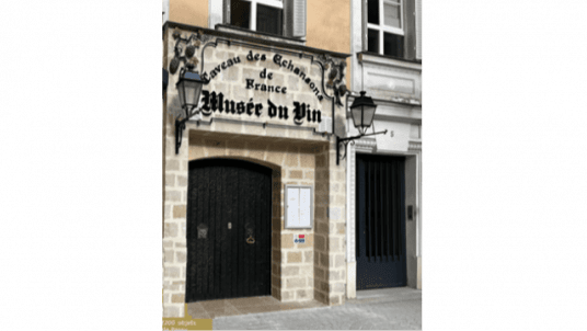 Visite du Musée du vin, déjeuner dans ce lieu insolite  et visite du célèbre cimetière de Passy